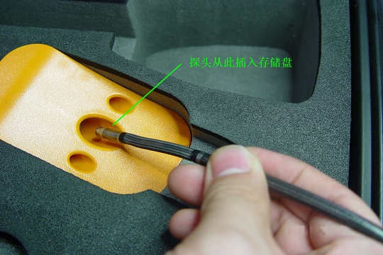 工業(yè)視頻內(nèi)窺鏡探頭插入存儲孔 工業(yè)視頻內(nèi)窺鏡探頭插入存儲孔